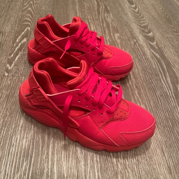 red huaraches youth
